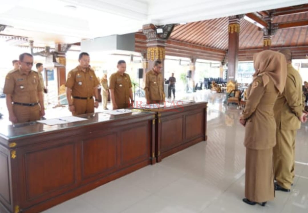 Camat Kemlagi, Camat Gedeg, Camat Trawas dan Camat Jetis saat menandatangani Perjanjian Kinerja Dihadapan Bupati Ikfina
