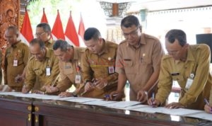 Para Pejabat OPD Pemkab Mojokerto saat menandatangani Perjanjian Kinerja Tahun 2024 dihadapan Bupati Ikfina