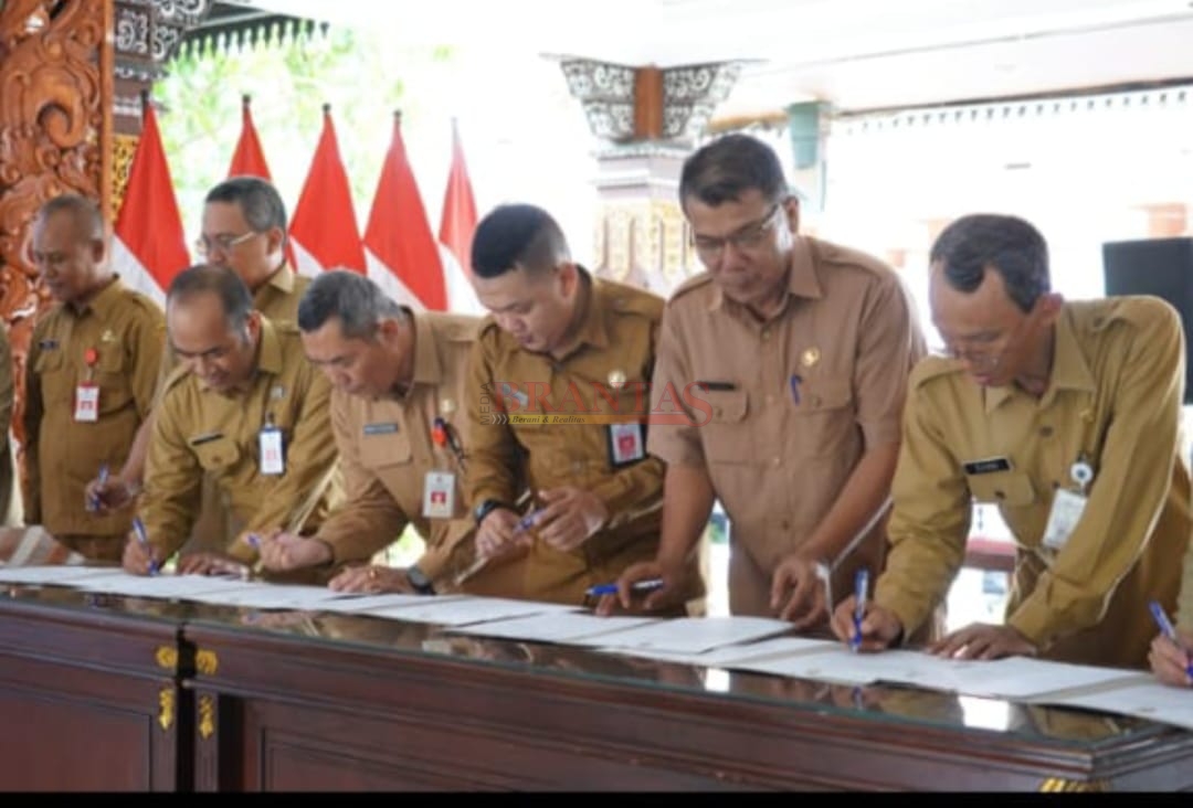 Para Pejabat OPD Pemkab Mojokerto saat menandatangani Perjanjian Kinerja Tahun 2024 dihadapan Bupati Ikfina