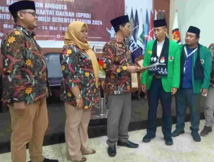 Ketua DPC PPP Kota Mojokerto Mayor Inf ( Purn ) H. Rufis Bahrudin Saat mendapatkan Caleg PPP dikantor KPU Tahun 2023 lalu