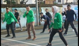 Bupati Ikfina didampingi Kadis Disbudorapar Norman Handhito dan Kadis Kesehatan dr. Ulum Rochmat Rokhmawan saat Senam bersama