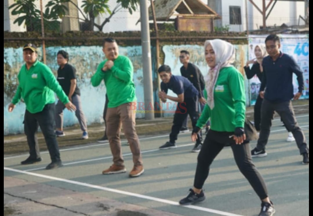 Bupati Ikfina didampingi Kadis Disbudorapar Norman Handhito dan Kadis Kesehatan dr. Ulum Rochmat Rokhmawan saat Senam bersama