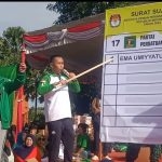 Caleg PPP Dapil 3 Prajurit Kulon Kota Mojokerto nomor urut 1 Abah Rufis didampingi Caleg PPP DPR RI Ning Ema memperagakan cara mencoblos