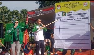 Caleg PPP Dapil 3 Prajurit Kulon Kota Mojokerto nomor urut 1 Abah Rufis didampingi Caleg PPP DPR RI Ning Ema memperagakan cara mencoblos