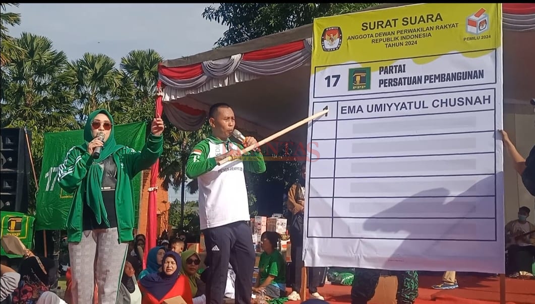 Caleg PPP Dapil 3 Prajurit Kulon Kota Mojokerto nomor urut 1 Abah Rufis didampingi Caleg PPP DPR RI Ning Ema memperagakan cara mencoblos