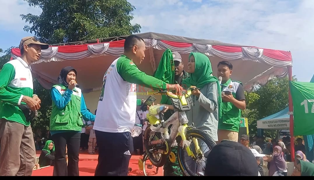 Caleg PPP Kota Mojokerto Dapil 3 Prajurit Kulon Nomor Urut 1 Abah Rufis memberikan hadiah sepeda pancal