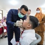 Pj. Walikota Mojokerto Mas Ali Kuncoro saat meneteskan Vaksin Polio bagi anak anak di salah satu di Kota Mojokerto