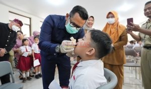 Pj. Walikota Mojokerto Mas Ali Kuncoro saat meneteskan Vaksin Polio bagi anak anak di salah satu di Kota Mojokerto