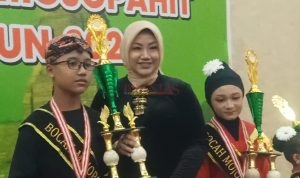 Ketua DPRD Kabupaten Mojokerto Hj Ayni Zuroh, SE, MM Menyerahkan Trophy Juara kepada pemenang Pemilihan BOCAH MOJOPAHIT 2024