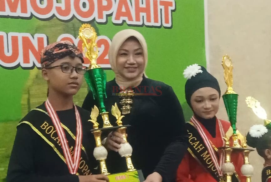 Ketua DPRD Kabupaten Mojokerto Hj Ayni Zuroh, SE, MM Menyerahkan Trophy Juara kepada pemenang Pemilihan BOCAH MOJOPAHIT 2024