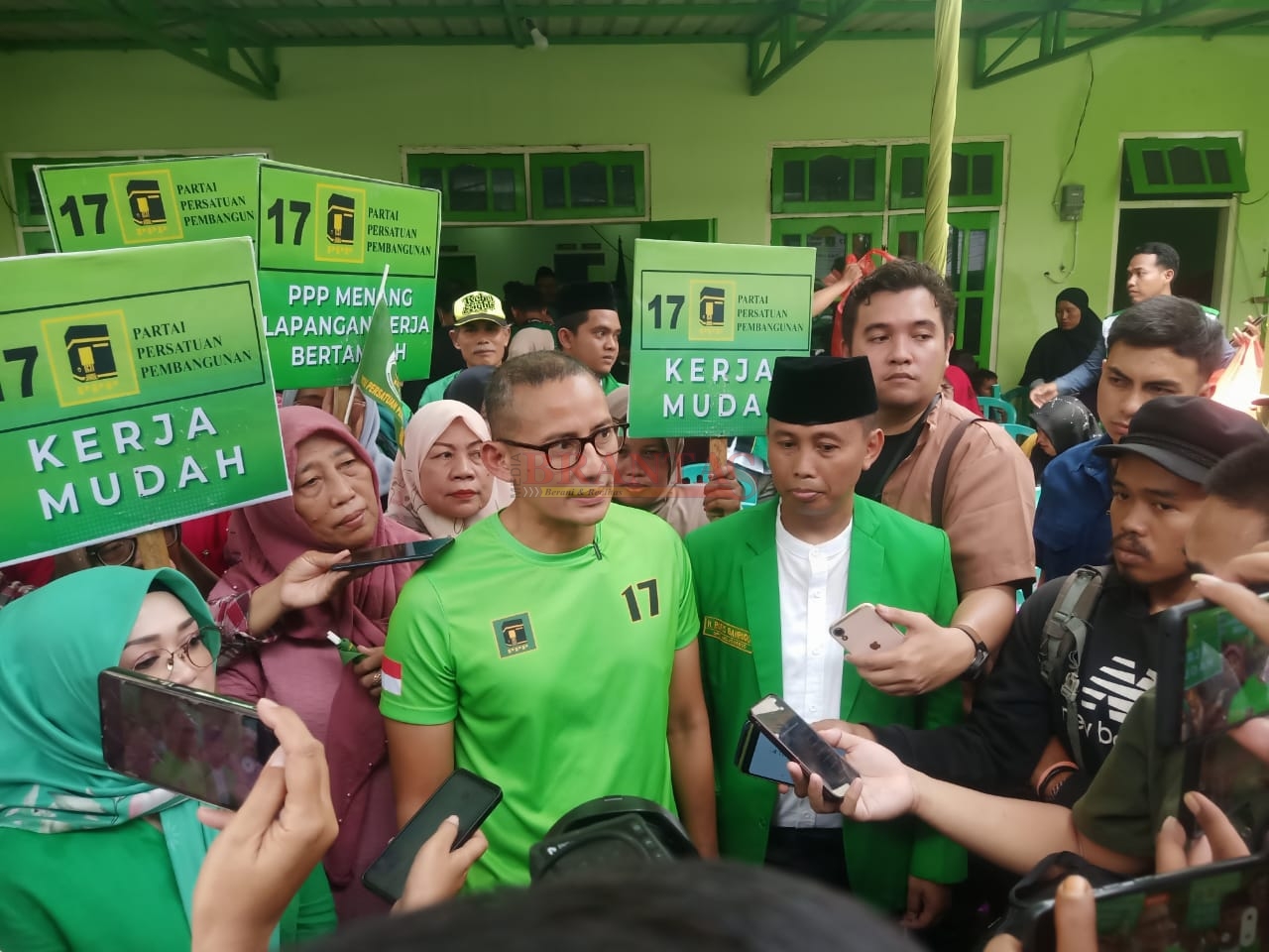 Ketua BAPILLU DPP PPP Sandiago Uno didampingi Ketua DPC PPP Kota Mojokerto Abah Rufis dan Ning Ema saat di Wawancara Wartawan