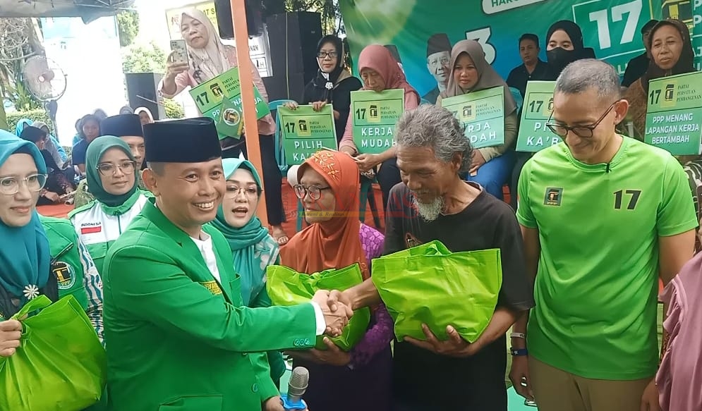 Ketua DPC PPP Kota Mojokerto Mayor Inf Purn H. Rufis Bahrudin dihadapan Sandiago Uno menyerahkan Sembako Murah