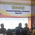 Pj. Walikota Mojokerto Mas Ali Kuncoro didampingi Camat Prajurit Kulon Riaji saat menyampaikan Arahan dan sambutannya