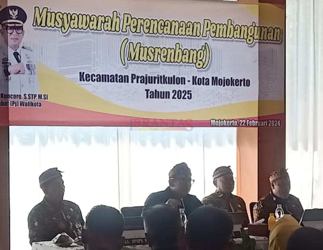 Pj. Walikota Mojokerto Mas Ali Kuncoro didampingi Camat Prajurit Kulon Riaji saat menyampaikan Arahan dan sambutannya