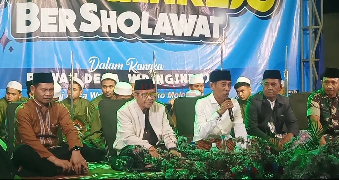 KH. Imam Hambali JTV  dan Abah Topan saat menyampaikan Tauziahnya Didampingi kades Wringinrejo Suhartono