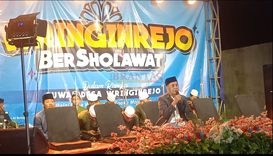 Kades Suhartono saat memberikan sambutan pada acara Wringinrejo BERSHOLAWAT Dalam Rangka RUWAH DESA WRINGINREJO