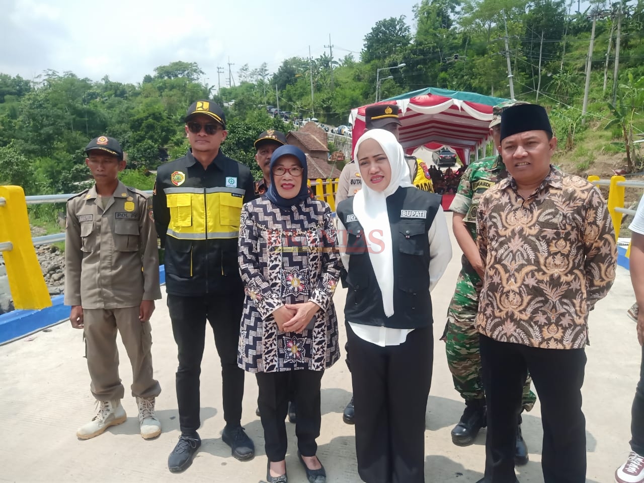 Bupati Ikfina didampingi Kadis PUPR Rinaldy dan Kades Sugeng Mismandono dan Camat Trawas saat meninjau jembatan Sugeng