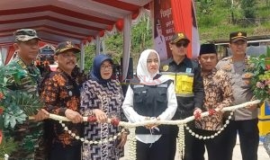Bupati Ikfina didampingi Kadis PUPR Rinaldy dan Kades Sugeng Trawas Saat meresmikan Jembatan Sugeng