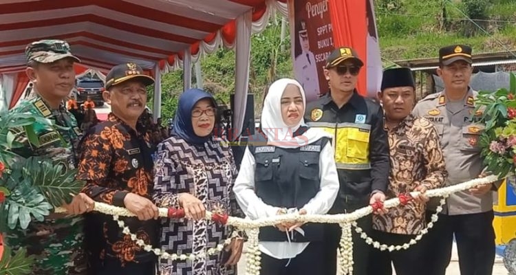 Bupati Ikfina didampingi Kadis PUPR Rinaldy dan Kades Sugeng Trawas Saat meresmikan Jembatan Sugeng