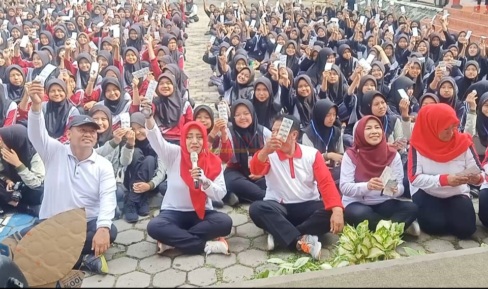 Bupati Ikfina didampingi Camat Pacet Aprianto dan Ketua AKD Kecamatan Pacet Supoyo dan Kepsek SMPN 1 Pacet Siswoto photo bersama dengan siswa