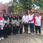 Bupati Ikfina didampingi Camat Pacet Aprianto dan Ketua AKD Kecamatan Pacet Supoyo dan Kepsek SMPN 1 Pacet Siswoto photo bersama dengan siswa