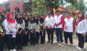 Bupati Ikfina didampingi Camat Pacet Aprianto dan Ketua AKD Kecamatan Pacet Supoyo dan Kepsek SMPN 1 Pacet Siswoto photo bersama dengan siswa