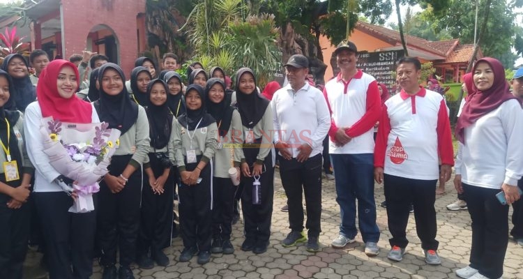 Bupati Ikfina didampingi Camat Pacet Aprianto dan Ketua AKD Kecamatan Pacet Supoyo dan Kepsek SMPN 1 Pacet Siswoto photo bersama dengan siswa