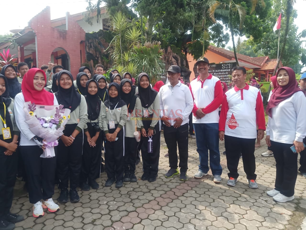 Bupati Ikfina didampingi Camat Pacet Aprianto dan Ketua AKD Kecamatan Pacet Supoyo dan Kepsek SMPN 1 Pacet Siswoto photo bersama dengan siswa