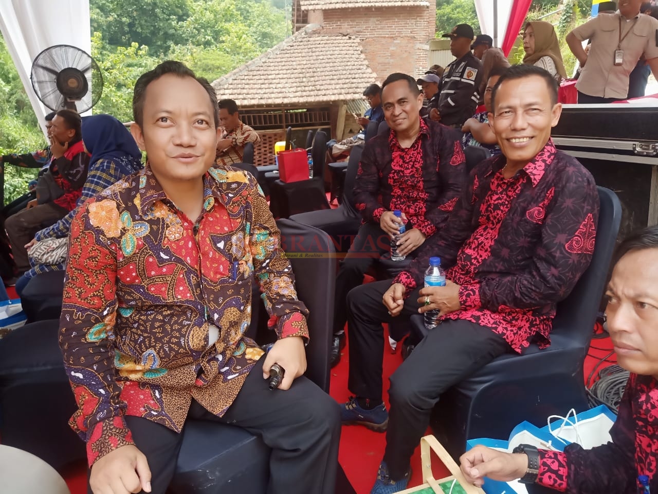 Sekretaris Bapenda Kabupaten Mojokerto H. Pipit Susatiyo SE MM didampingi Pegawai Bapenda saat penyerahan SPPT PBB -P2 di Desa Sugeng Trawas
