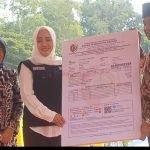 Bupati Mojokerto dr Ikfina Fahmawati didampingi kepala Bapenda Kabupaten Mojokerto Hj Mardiasih SH menyerahkan secara simbolis SPPT PBB - P2 Kepada Kades Sugeng Trawas