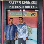 Korban Opik Sumantri didampingi kuasa hukumnya Hadi Purwanto ST SH dari LBH DJAWA DWIPA saat melapor ke Unit Tipidter Satreskrim Polres Jombang