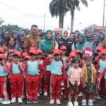 Bupati Ikfina didampingi Kadis Kesehatan dr Ulum Rochmat, bersama Camat Pacet Aprianto SE MM dan Kades Claket Umbar Mulyadi SH photo bersama siswa dan siswi