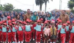 Bupati Ikfina didampingi Kadis Kesehatan dr Ulum Rochmat, bersama Camat Pacet Aprianto SE MM dan Kades Claket Umbar Mulyadi SH photo bersama siswa dan siswi