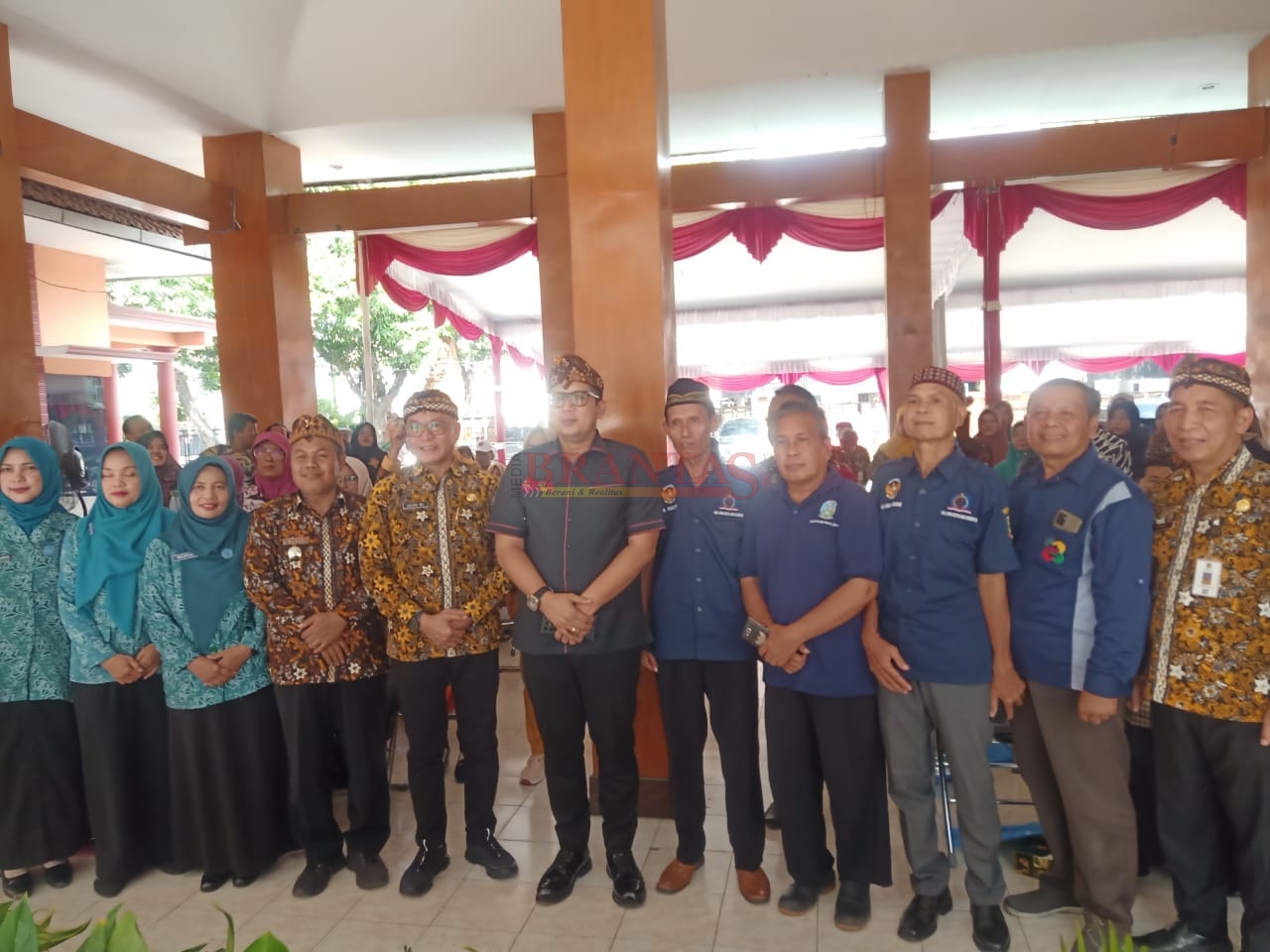 Pj. Walikota Mojokerto, Mas Ali Kuncoro didampingi Camat Prajurit Kulon Riaji photo bersama