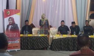 Ketua Fraksi PDI-P DPRD Kabupaten Mojokerto Ibu Nurida Lukitasari, S.Pd, Saat RESES didampingi Suaminya Kades Talunblandong Anton Suprapto, S.Pd.