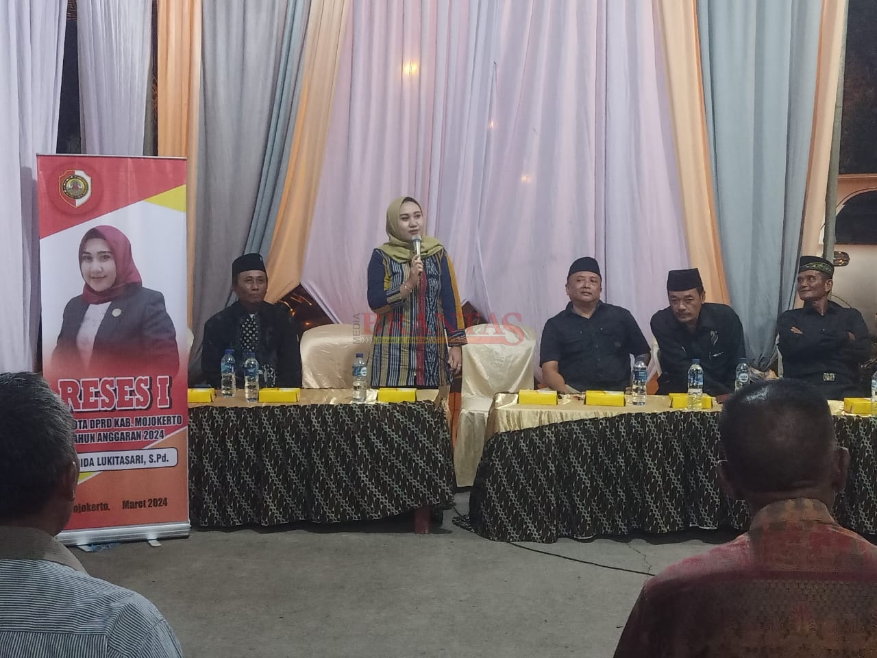 Ketua Fraksi PDI-P DPRD Kabupaten Mojokerto Ibu Nurida Lukitasari, S.Pd, Saat RESES didampingi Suaminya Kades Talunblandong Anton Suprapto, S.Pd.