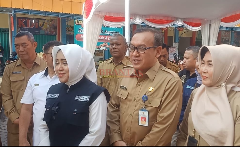 Bupati Ikfina didampingi Kadisperindag, Abah Iwan, dan Ka.Buloq serta Kades Kedungmaling Abah Edi Prabowo dan Kadis DPMD