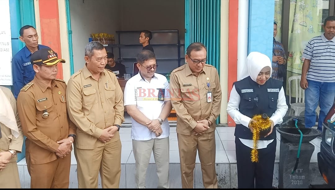 Bupati Ikfina didampingi Kadisperindag Abah Iwan, Kadis DPMD , Camat Masluchman saat melaunching Program WULANDARI