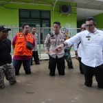 Mas Pj Ali Kuncoro saat berada lokasi banjir