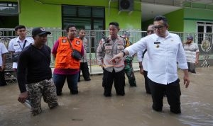 Mas Pj Ali Kuncoro saat berada lokasi banjir