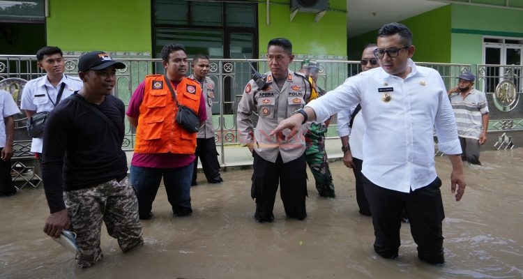 Mas Pj Ali Kuncoro saat berada lokasi banjir