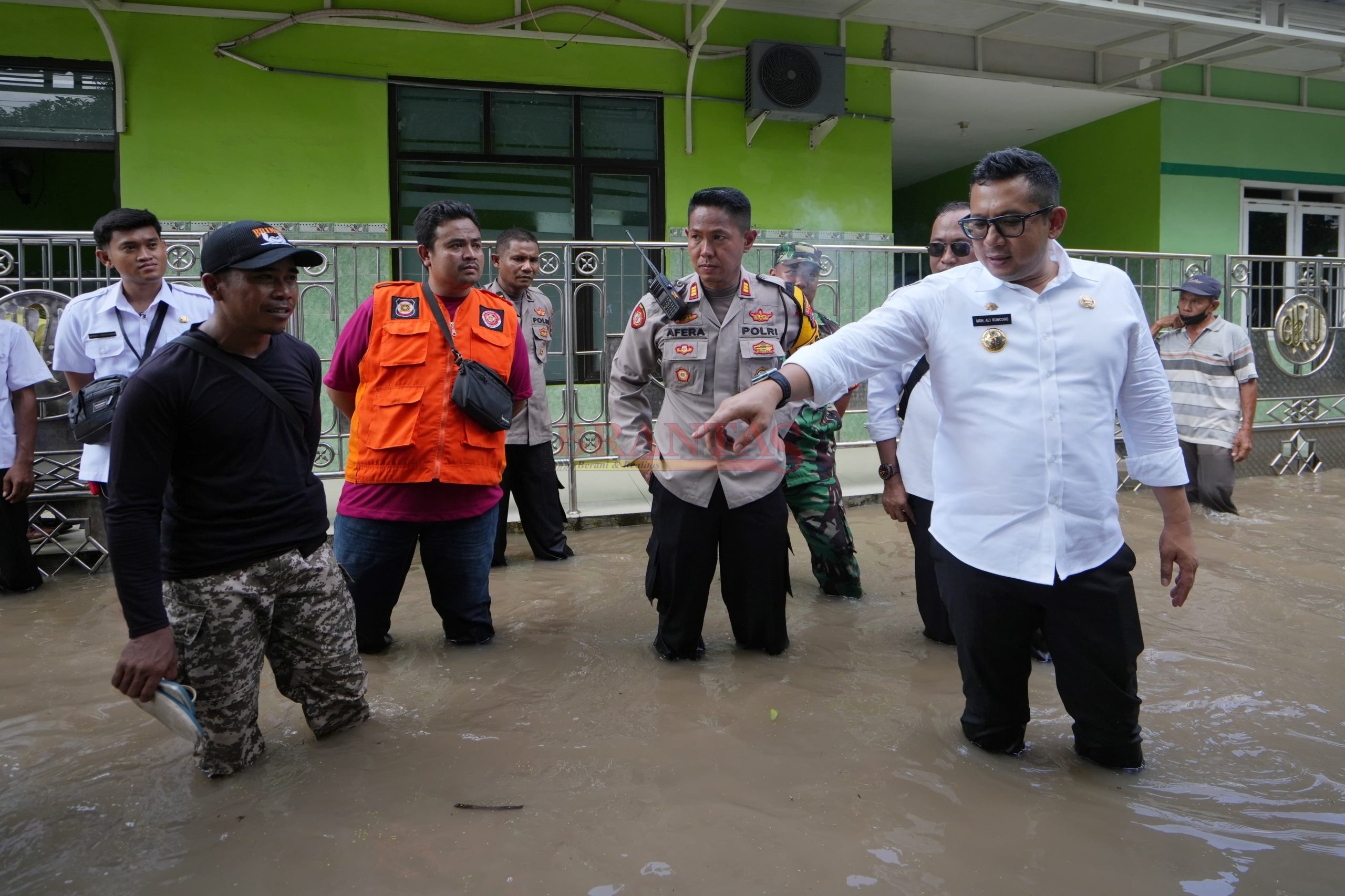 Mas Pj Ali Kuncoro saat berada lokasi banjir