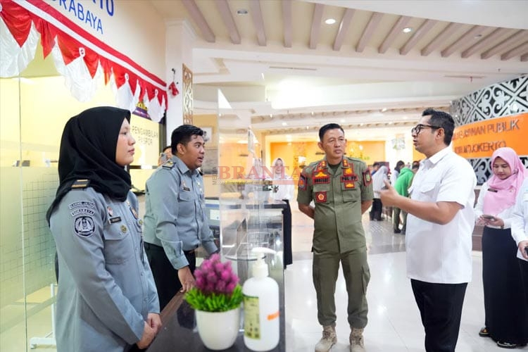 Pj. Wali Kota Mojokerto Moch. Ali Kuncoro STTP saat sidak di Kantor Satpol PP Kota Mojokerto