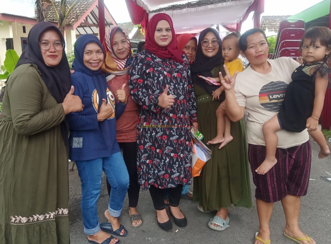 Ibu Silvia Elya Rosa SE MM Anggota DPRD Kota Mojokerto dari Fraksi PDI -Perjuangan photo dengan pendukungnya