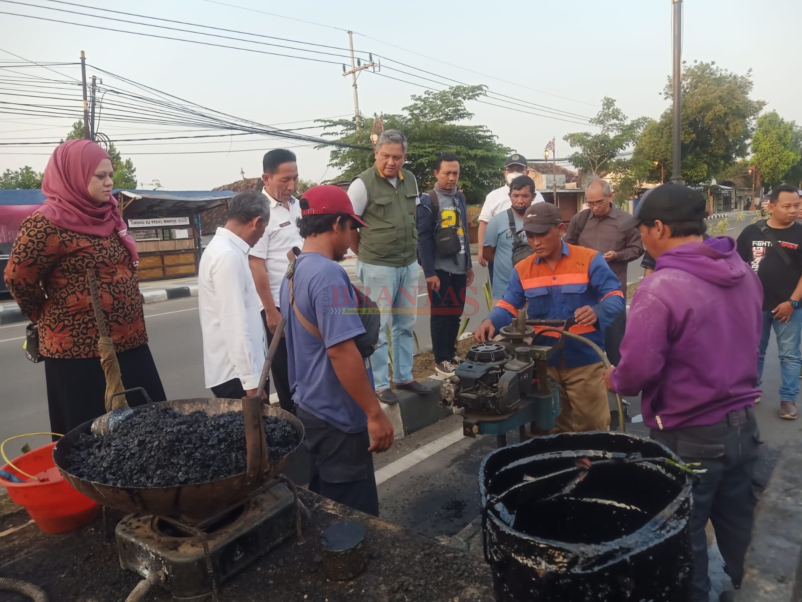 Ketua DPRD bersama Anggota Komisi II DPRD Kota Mojokerto saat sidak proyek jalan di Empunala