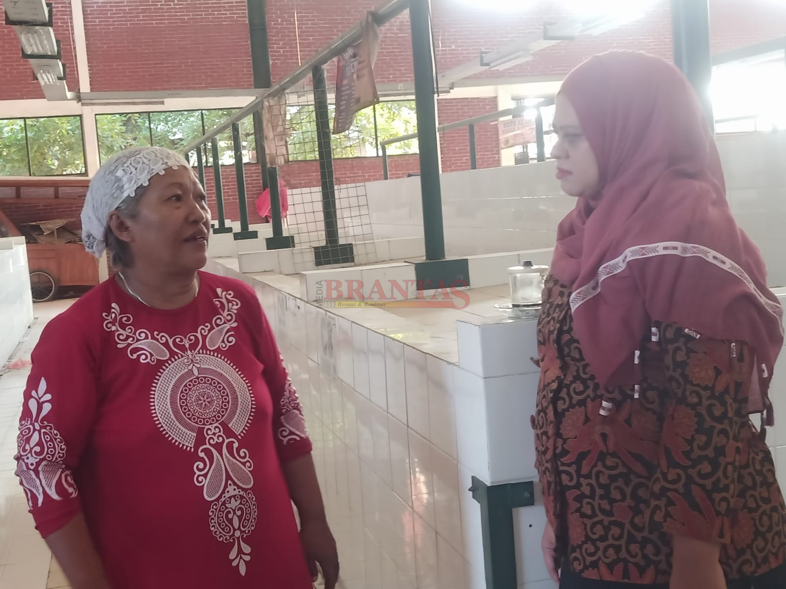 Anggota Komisi II DPRD Kota Mojokerto Silvia Elya Rosa berdialog dengan Pedagang di Pasar Prapanca