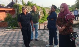 Ketua DPRD Kota Mojokerto Pak Ito didampingi Anggota Komisi II H. Wahyu Nur Hidajat dan Silvia Elya Rosa saat sidak di TBM