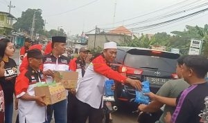 Bupati LIRA Mojokerto - Raya Muhammad Arif, SH Saat membagikan Takjil Kepada para Pengendara Sepeda motor