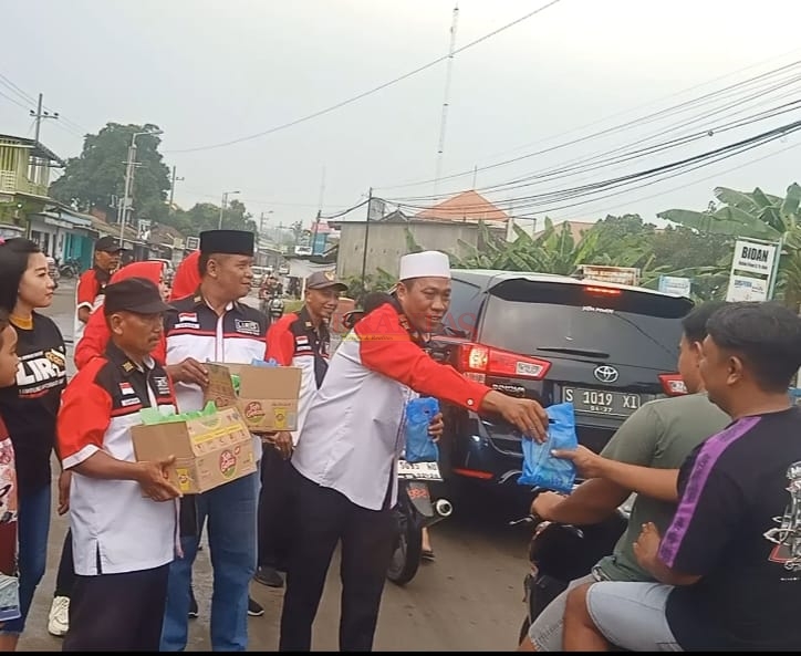 Bupati LIRA Mojokerto - Raya Muhammad Arif, SH Saat membagikan Takjil Kepada para Pengendara Sepeda motor