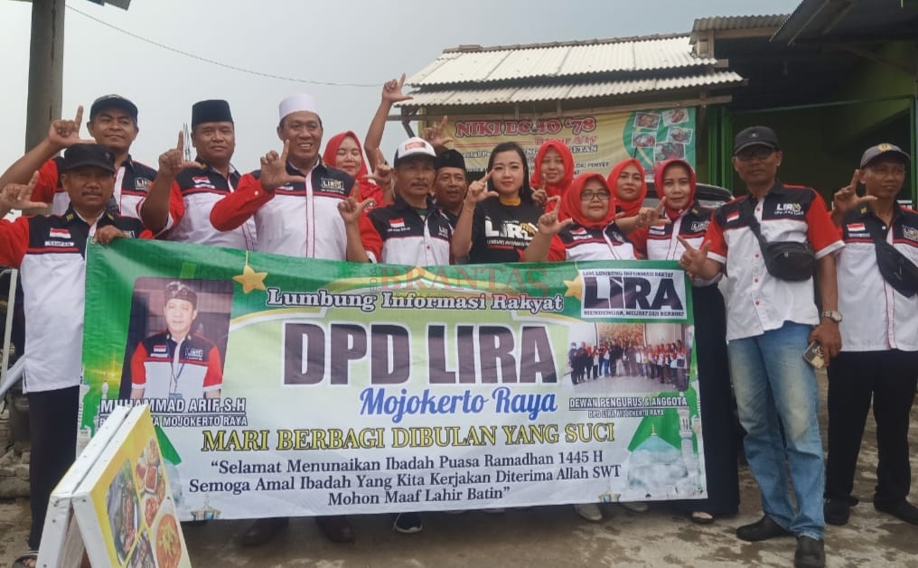 Bupati LIRA Mojokerto Raya Muhammad Arif, SH photo bersama para Pengurus DPD LIRA Mojokerto Raya